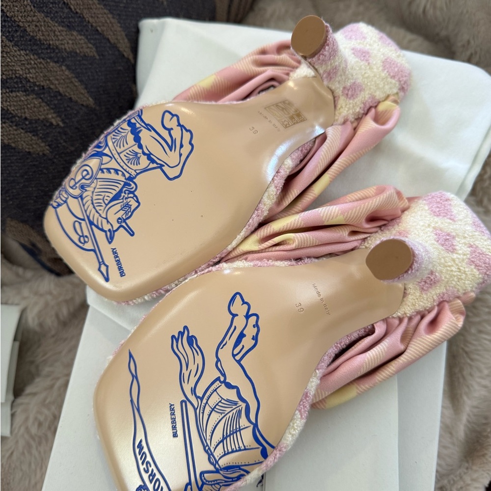 BURBERRY
Pink & Yellow Fabric Heeled Sandals‎ size 36 - Picture 11 of 13